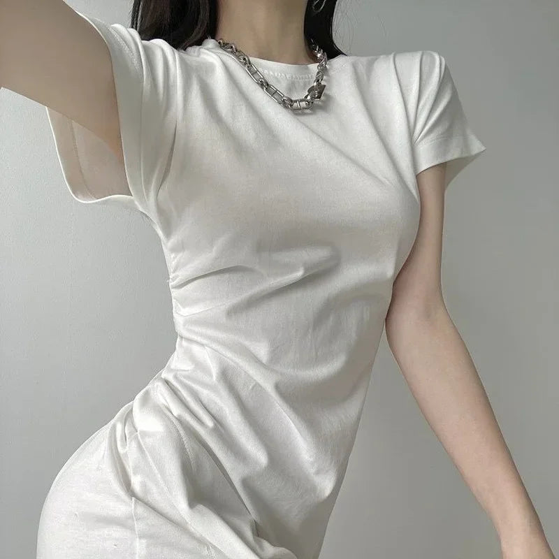 Elegante vestido blanco de largo medio