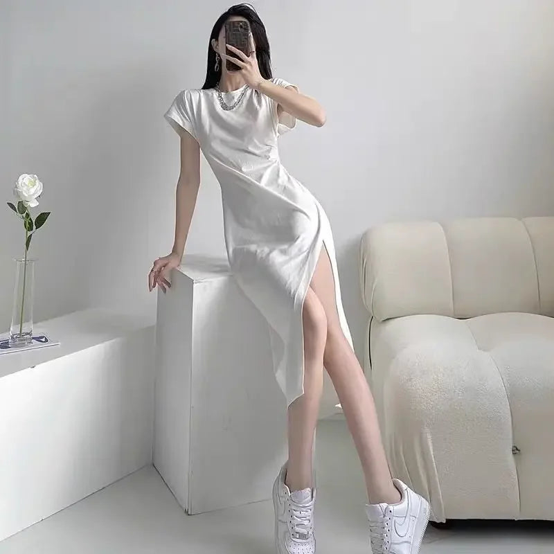Elegante vestido blanco de largo medio